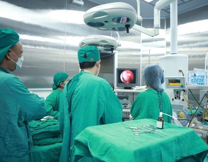 Các bác sĩ nội soi gắp đỉa