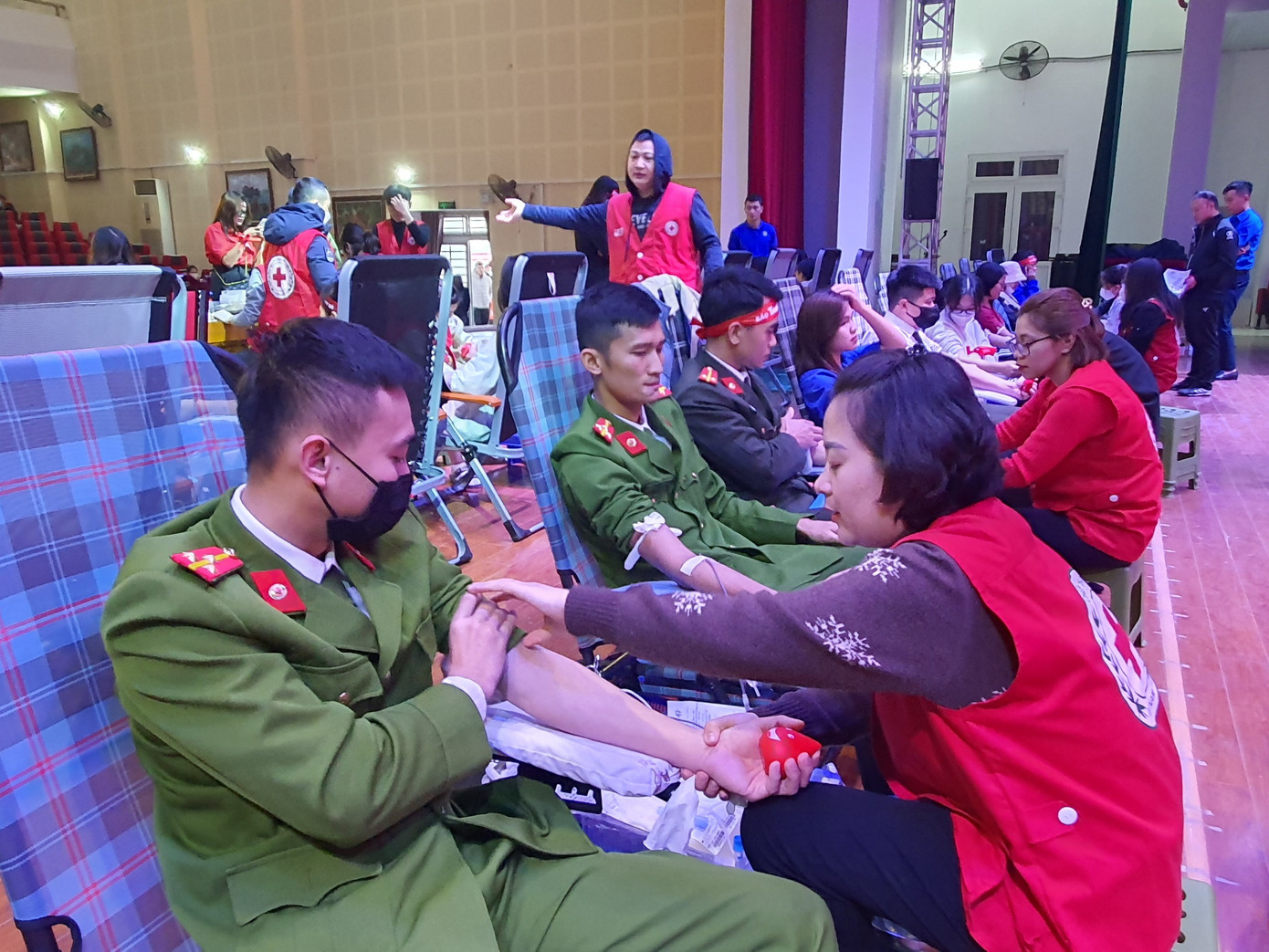 Cùng với các cơ sở Đoàn trên địa bàn tỉnh, nhiều năm qua, Đoàn thanh niên Công an tỉnh Thanh Hoá luôn tích cực tham gia hưởng ứng, có nhiều tình nguyện viên tham gia hiến máu trực tiếp tại các chương trình Chủ nhật Đỏ.