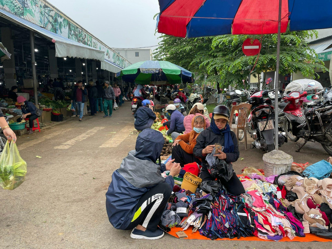 Liên tục trong thời gian qua, lực lượng chức năng TP Thanh Hoá triển khai nhiều đợt kiểm tra, xử lý về việc lấn chiếm lòng đường, hè phố để kinh doanh buôn bán. Tuy nhiên, không hiểu vì lý do gì, mà "chợ cóc" công khai trên các tuyến đường giao thông (gần chợ) ở đây vẫn chưa bị dẹp bỏ, xử lý.