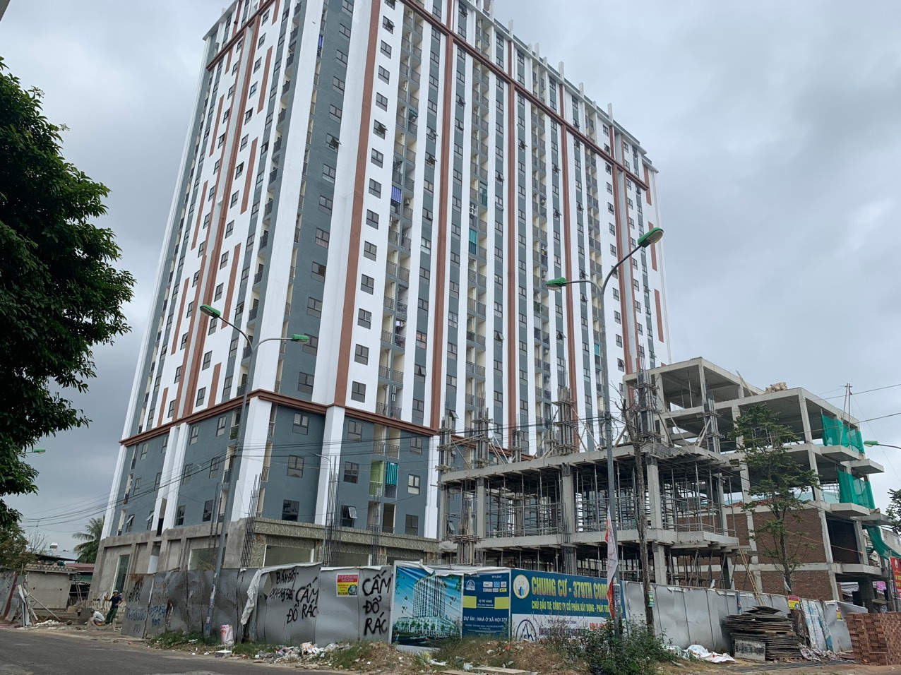 Toà chung cư chưa được nghiệm thu nhưng đã có người vào ở tại phố Bào Ngoại, phường Đông Hương, TP Thanh Hoá Toà chung cư chưa được nghiệm thu nhưng đã có người vào ở tại phố Bào Ngoại, phường Đông Hương, TP Thanh Hoá