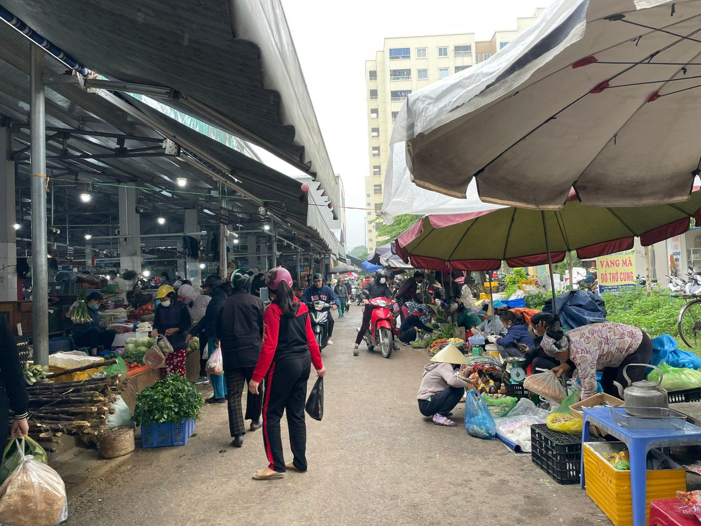 Từ khi hoàn thành và đi vào hoạt động, chợ và đường giao thông hoạt động công khai như thế này.