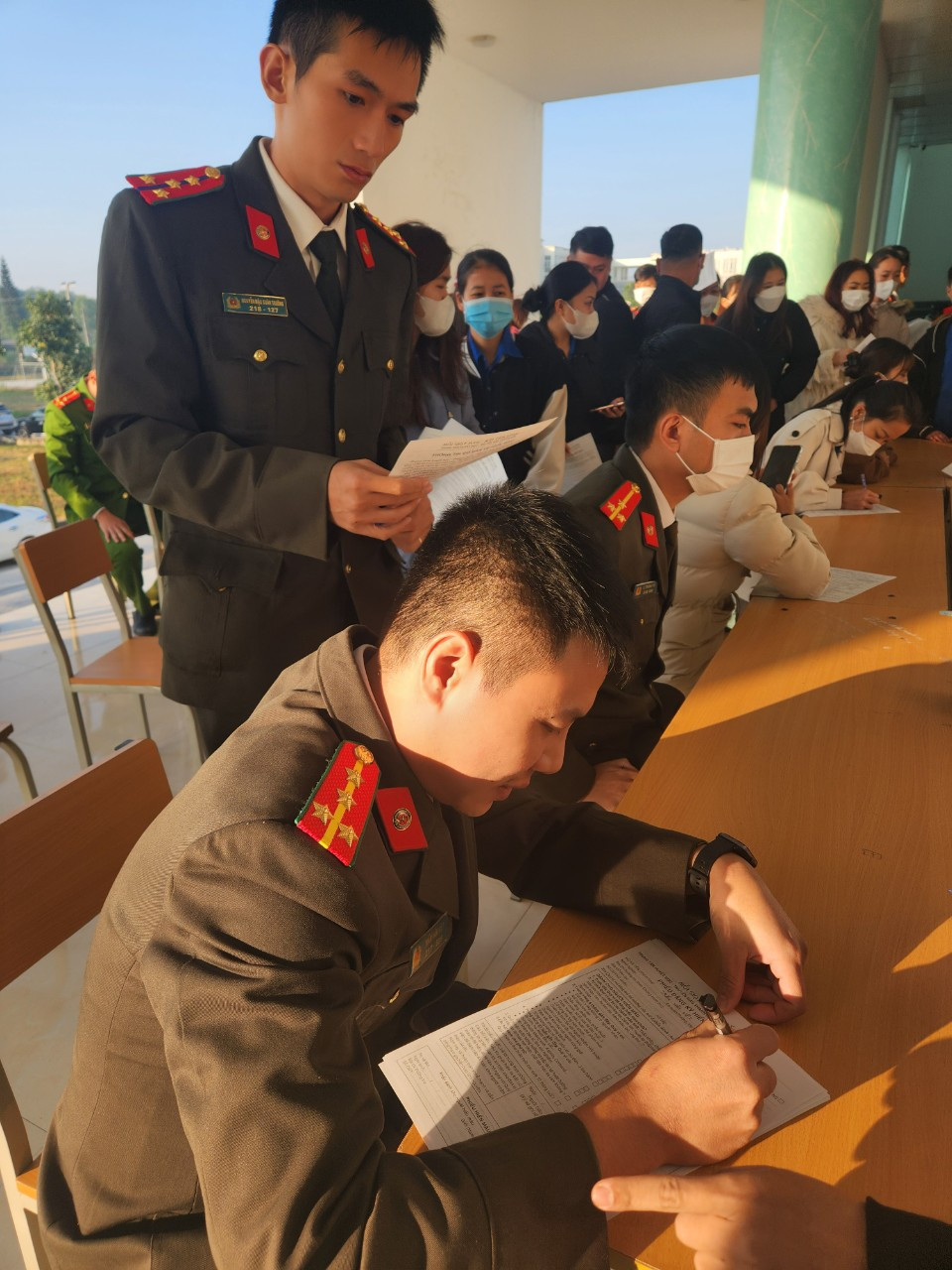 Ngay từ sáng sớm, các chiến sỹ Công an tỉnh Thanh Hoá đã có mặt tại địa điểm tổ chức hiến máu để làm các thủ tục hiến máu.