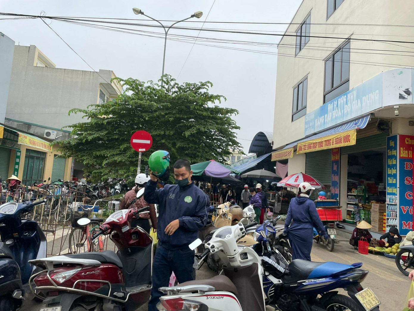 Con đường 2 chiều có dải phân cách trồng cây xanh ở phía Đông chợ Đông Vệ đã trở thành khu buôn bán, cản trở giao thông, đi lại của nhân dân.