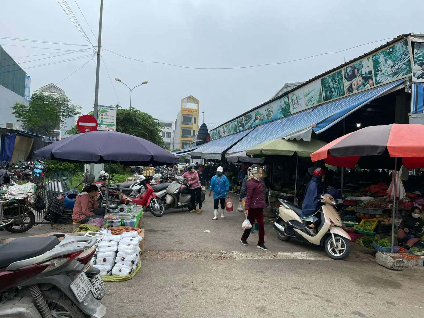 Tuyến đường 2 chiều có dải phân cách trồng cây xanh ở phía Nam của chợ cũng được sử dụng phục vụ cho hoạt động mua, bán.