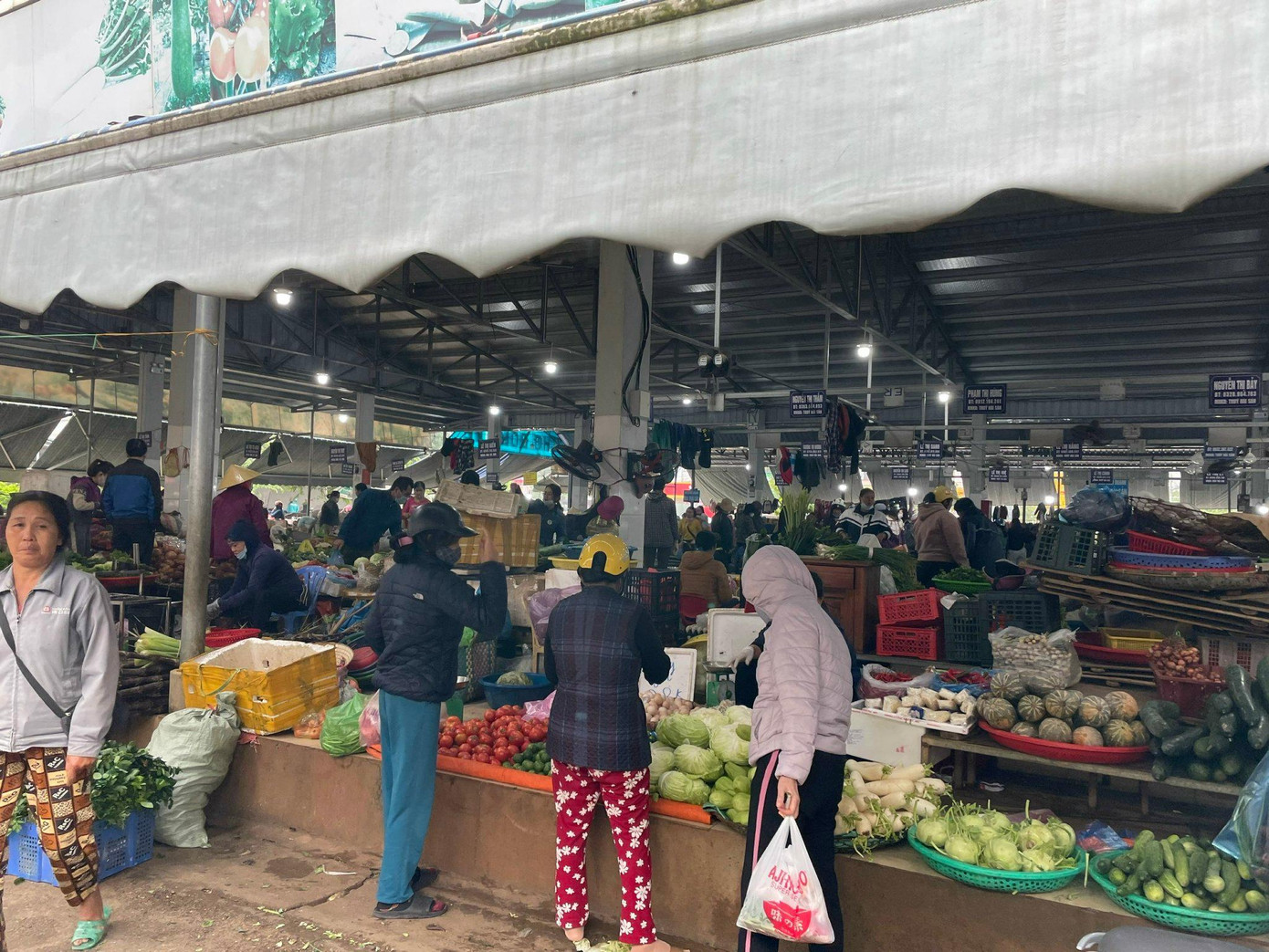 Chợ được xây dựng theo phương án dựng cột, lợp mái tôn, không tường rào, sử dụng lòng đường để người dân mua, bán hàng.