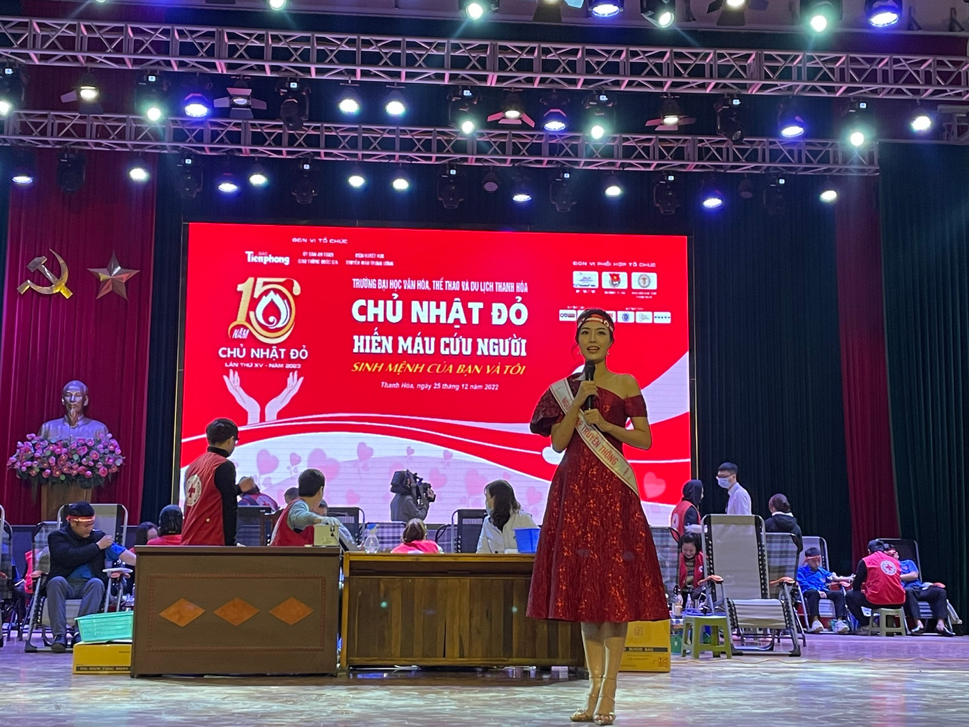 Tham dự chương trình Chủ nhật Đỏ tại Thanh Hoá, người đẹp truyền thông Nguyễn Thị Thanh Tâm hưởng ứng chia sẻ, kêu gọi các tình nguyện viên