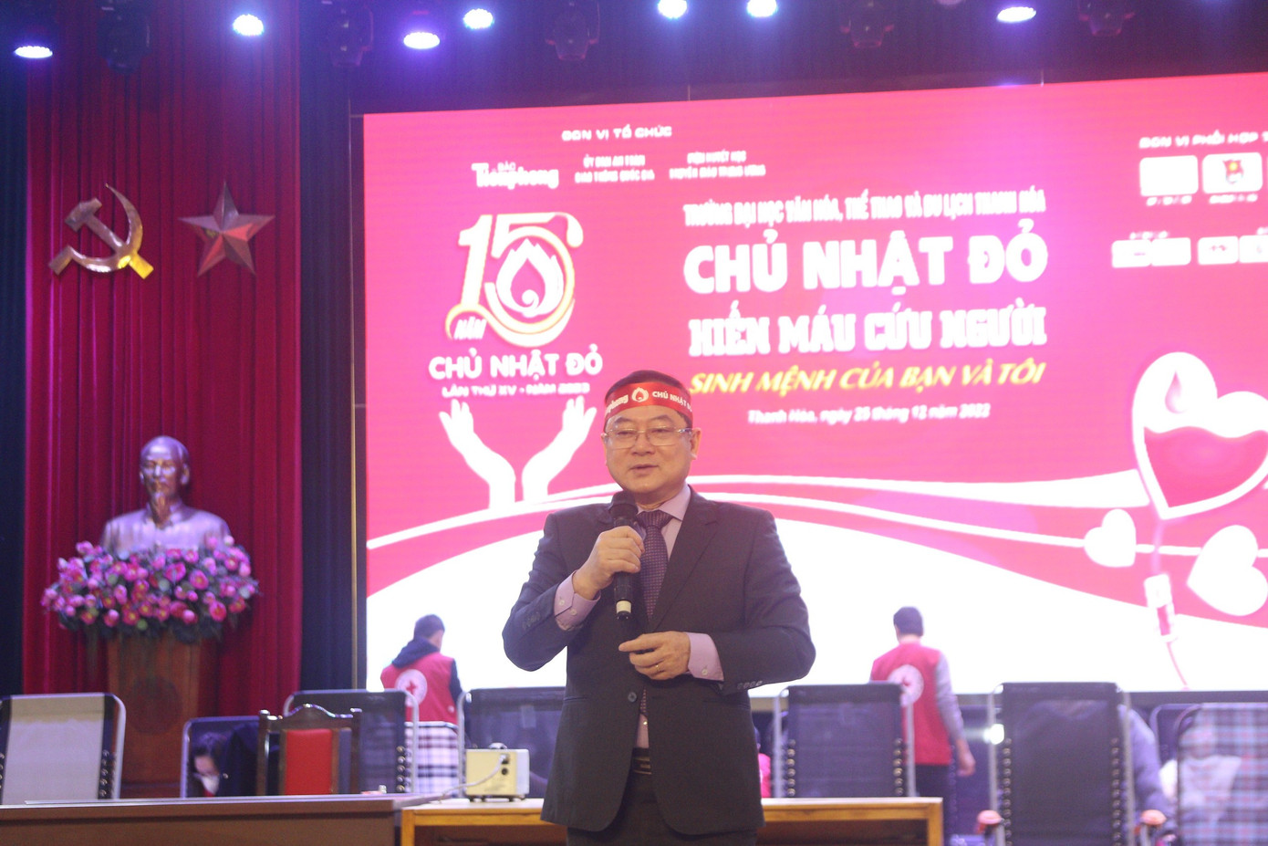 Nhà báo Lê Xuân Sơn, Tổng Biên tập Báo Tiền Phong phát biểu tại ngày hội Chủ nhật Đỏ ở Thanh Hoá.