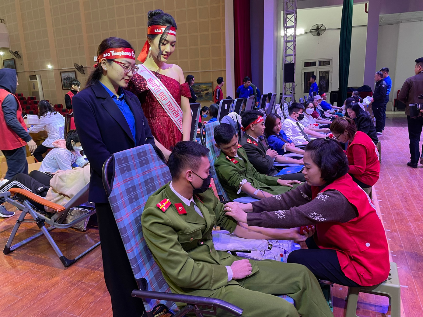 Người đẹp truyền thông Nguyễn Thị Thanh Tâm tại cuộc thi Hoa hậu Việt Nam 2022 cùng Phó Bí thư Tỉnh Đoàn Thanh Hoá tham gia hưởng ứng, động viên, cổ vũ các tình nguyện viên.