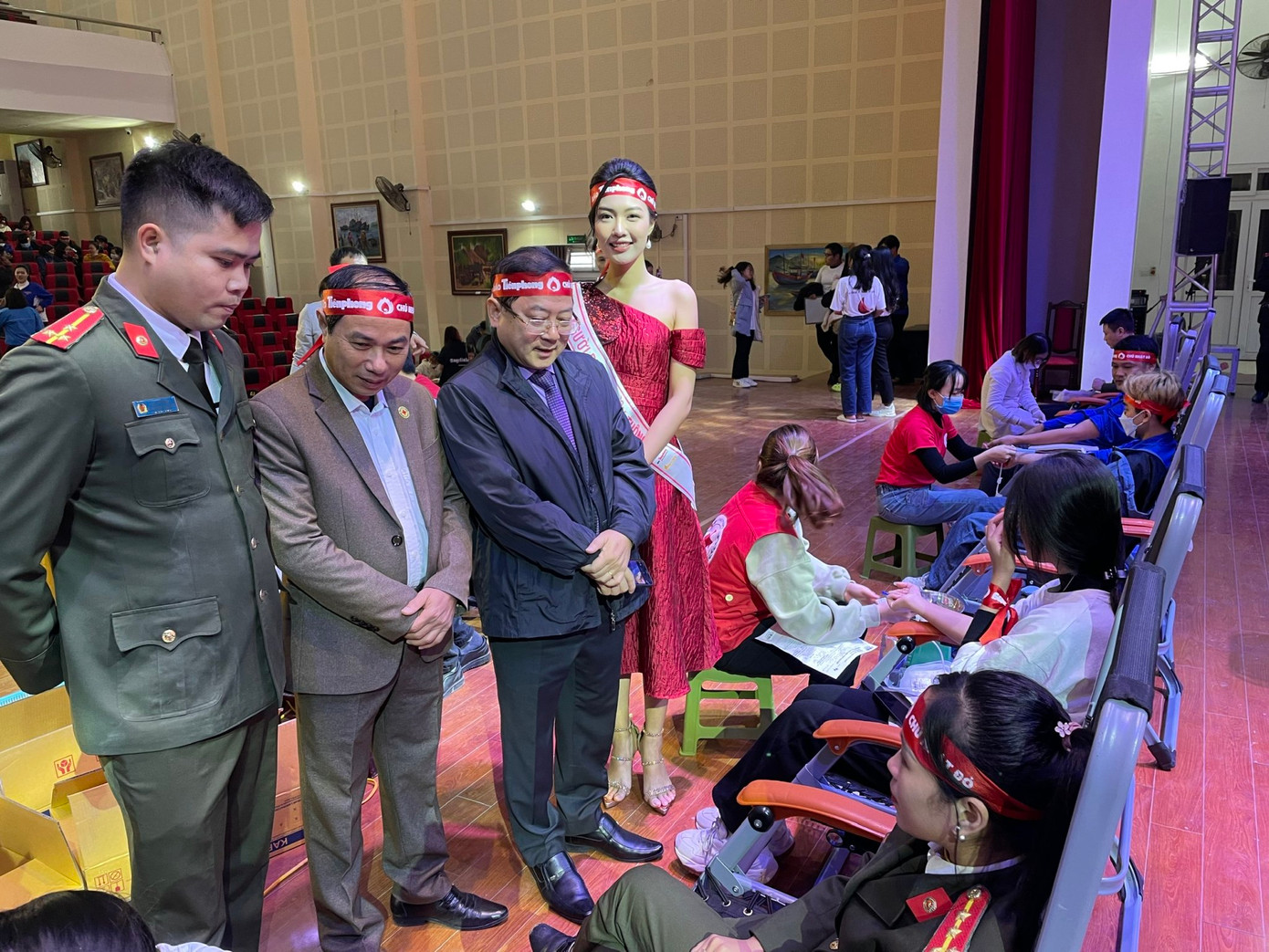 Nhà báo Lê Xuân Sơn cùng các đại biểu động viên tình nguyện viên trực tiếp hiến máu sau lễ phát động.