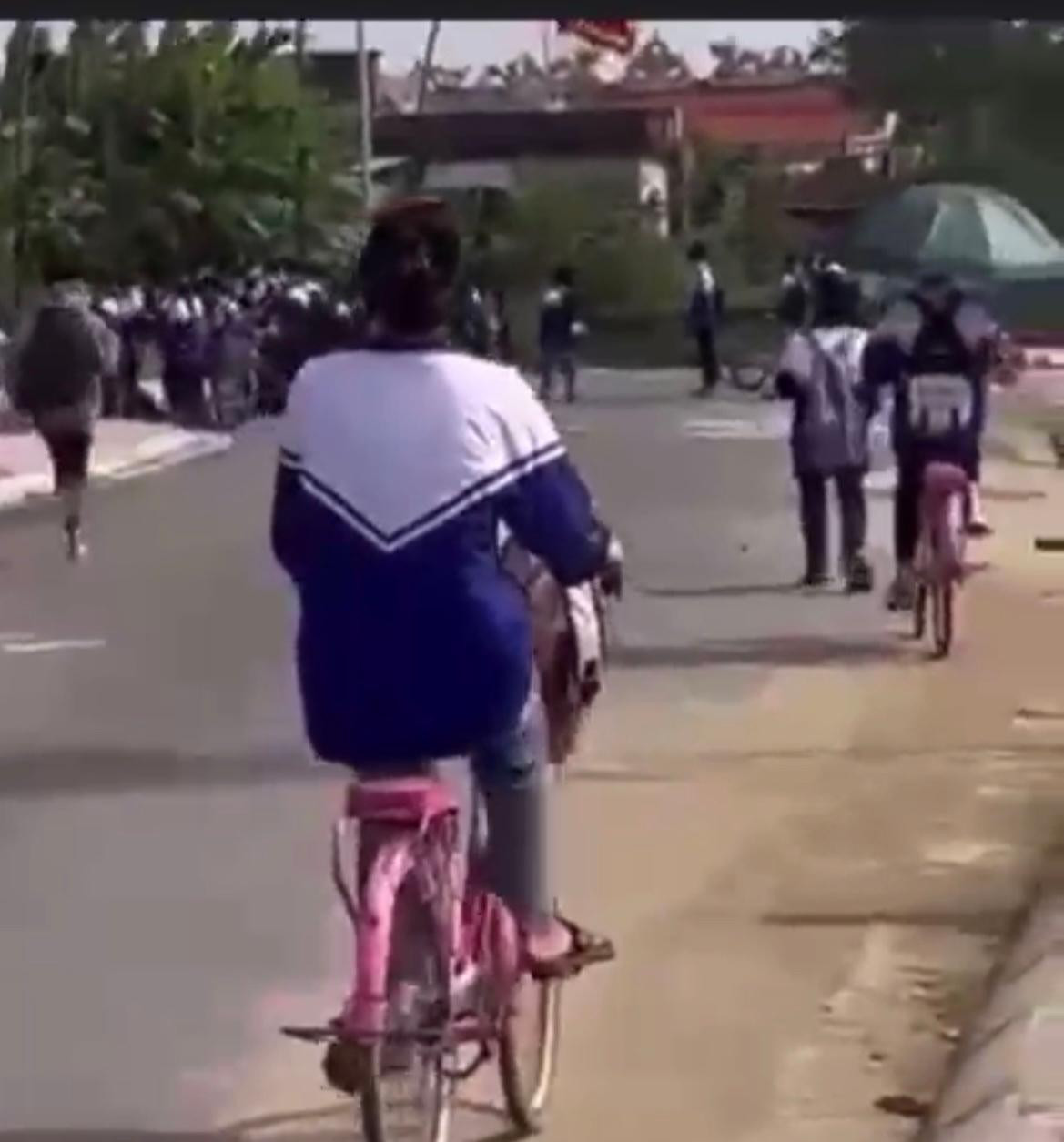 Clip nhóm học sinh đánh nhau. Ảnh cắt từ clip