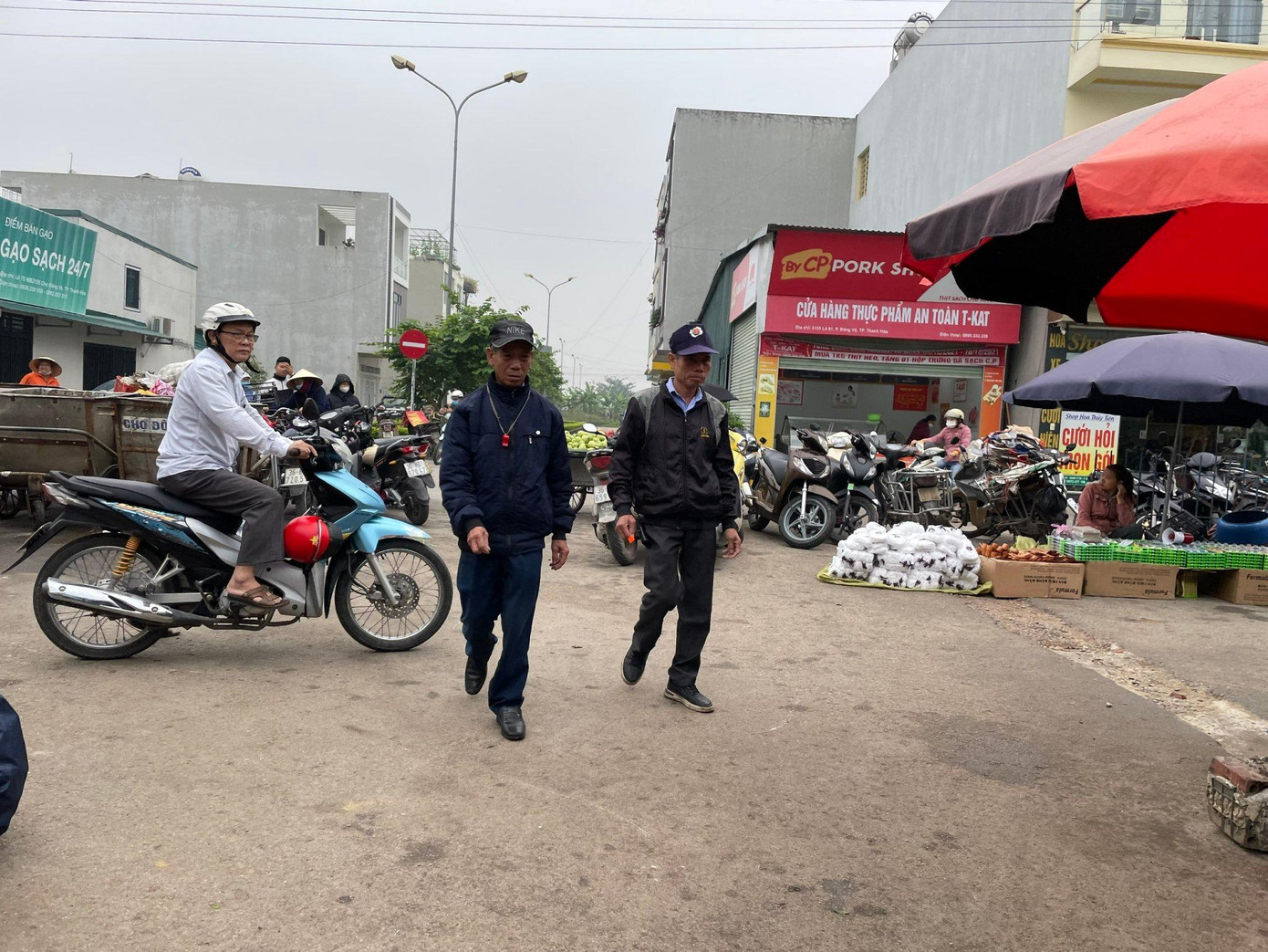 Chợ hoạt động chính là vào các buổi sáng. Mỗi phiên chợ đều có người đến thu tiền phí ngồi (dù là ngồi trên các tuyến đường) gần chợ để bán hàng.