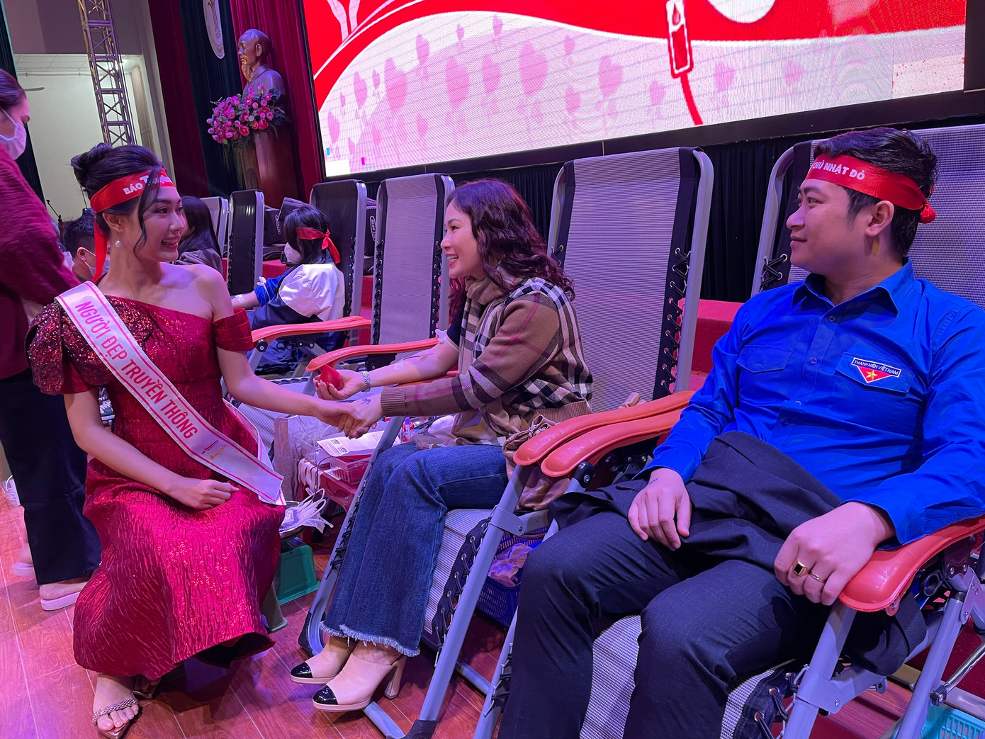 Người đẹp truyền thông Nguyễn Thị Thanh Tâm thăm hỏi, trò chuyện với các tình nguyện viên hiến máu là đại diện lãnh đạo Trường Đại học Văn hoá, Thể thao và Du lịch Thanh Hóa.