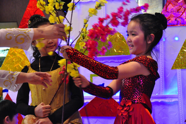 Vẫn có hoa đào hoa mai