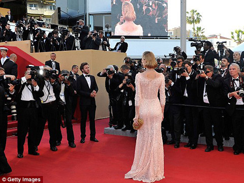 Chiếc váy này cũng giúp Eva Herzigova khoe lưng trần quyến rũ. Chiếc váy này cũng giúp Eva Herzigova khoe lưng trần quyến rũ