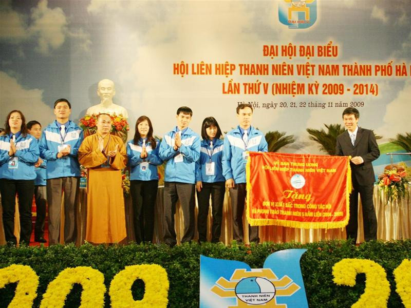 Bí thư thứ nhất T.Ư Đoàn Võ Văn Thưởng (ngoài cùng bên phải) trao cờ thi đua cho Hội LHTN Việt Nam thành phố Hà Nội