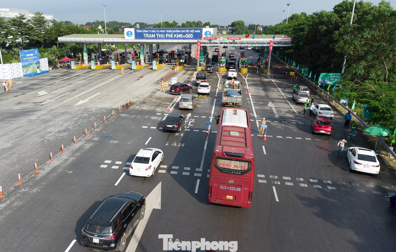 Vào 7h30 sáng nay (1/8), các phương tiện qua trạm chưa dán thẻ ETC vẫn được các nhân viên hướng dẫn phân luồng vào khu vực dán thẻ. Vào 7h30 sáng nay (1/8), các phương tiện qua trạm chưa dán thẻ ETC vẫn được các nhân viên hướng dẫn phân luồng vào khu vực dán thẻ.