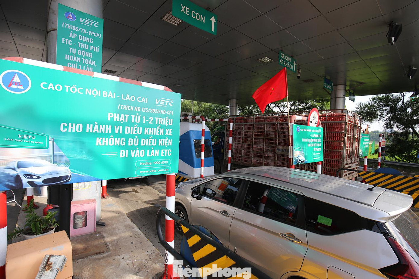 Các xe chỉ mất vài giây nhanh chóng đi qua trạm soát vé, không còn cảnh bị chặn lại bởi hàng barie. Tại khu vực có biển thông báo phạt từ 1-2 triệu cho hành vi điều khiển xe không đủ điều kiện đi vào làn ETC Các xe chỉ mất vài giây nhanh chóng đi qua trạm soát vé, không còn cảnh bị chặn lại bởi hàng barie. Tại khu vực có biển thông báo phạt từ 1-2 triệu cho hành vi điều khiển xe không đủ điều kiện đi vào làn ETC