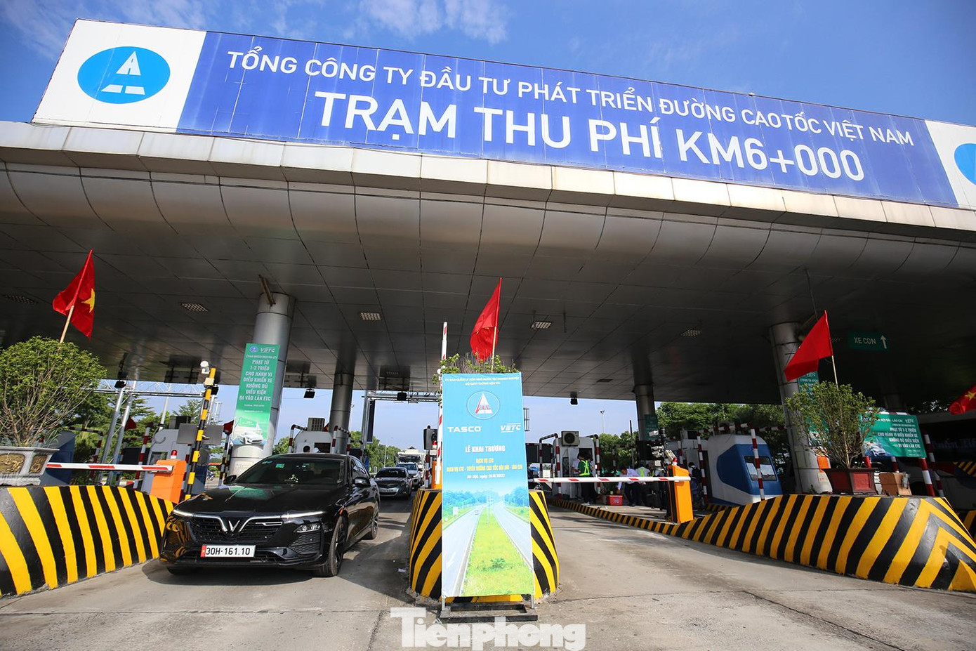 Hiện tại ở Việt Nam, có 2 công ty chính cung cấp dịch vụ này là VETC và VDTC (ePass). Cả 2 đều liên kết với các trạm ETC nên khách hàng có thể lựa chọn bất kỳ công ty nào để đăng ký dịch vụ Hiện tại ở Việt Nam, có 2 công ty chính cung cấp dịch vụ này là VETC và VDTC (ePass). Cả 2 đều liên kết với các trạm ETC nên khách hàng có thể lựa chọn bất kỳ công ty nào để đăng ký dịch vụ