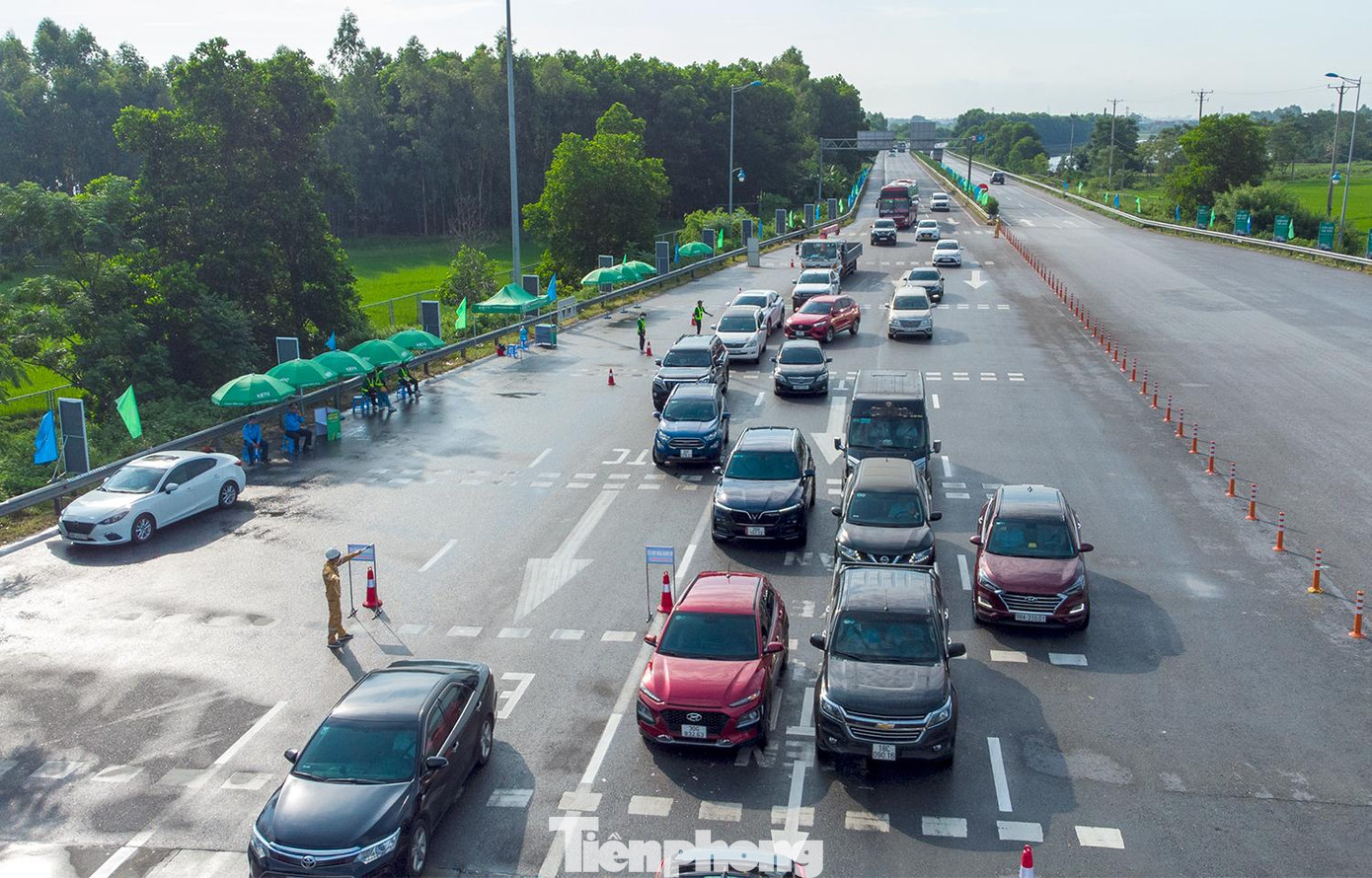 Ghi nhận tại trạm Thu phí km 6 + 000 Nội Bài Lào Cai vào đầu giờ sáng, lượng xe qua trạm không quá đông. Theo thông báo của Trạm, từ 9h tại đây sẽ bắt đầu thu phí tự động và có 1 làn xử lý sự cố Ghi nhận tại trạm Thu phí km 6 + 000 Nội Bài Lào Cai vào đầu giờ sáng, lượng xe qua trạm không quá đông. Theo thông báo của Trạm, từ 9h tại đây sẽ bắt đầu thu phí tự động và có 1 làn xử lý sự cố