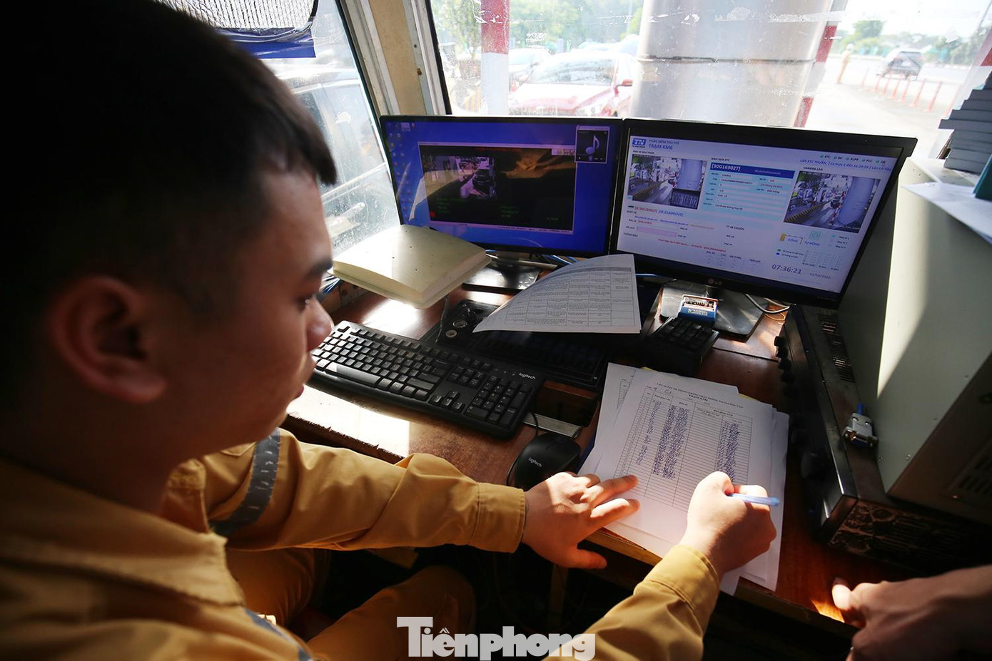 Nhân viên Lê Ngọc Cương đang xử lý những xe chưa dán thẻ và những xe chưa nạp tiền đi vào làn ETC Nhân viên Lê Ngọc Cương đang xử lý những xe chưa dán thẻ và những xe chưa nạp tiền đi vào làn ETC