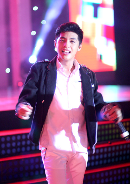 "Hút hồn" các khán giả nữ với nụ cười rạng rỡ.