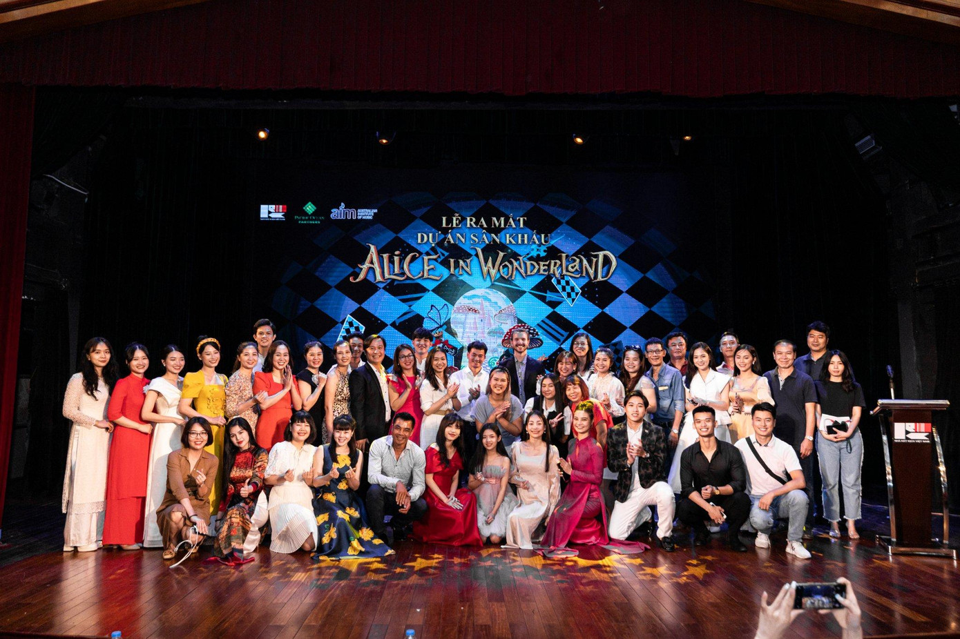 Ê kip sản xuất trong buổi casting.