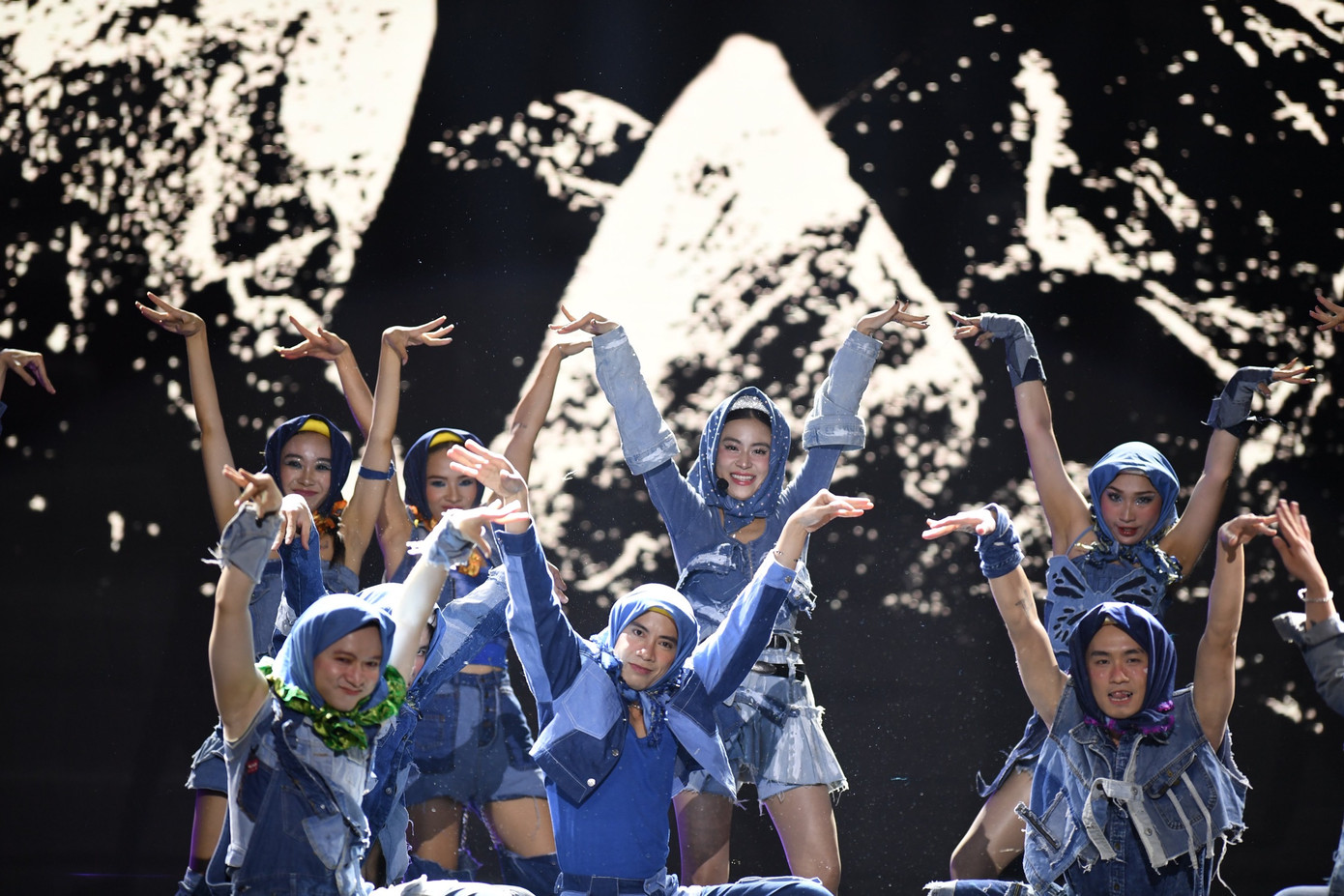 Màn trình diễn của Hoàng Thùy Linh. Màn trình diễn của Hoàng Thùy Linh.