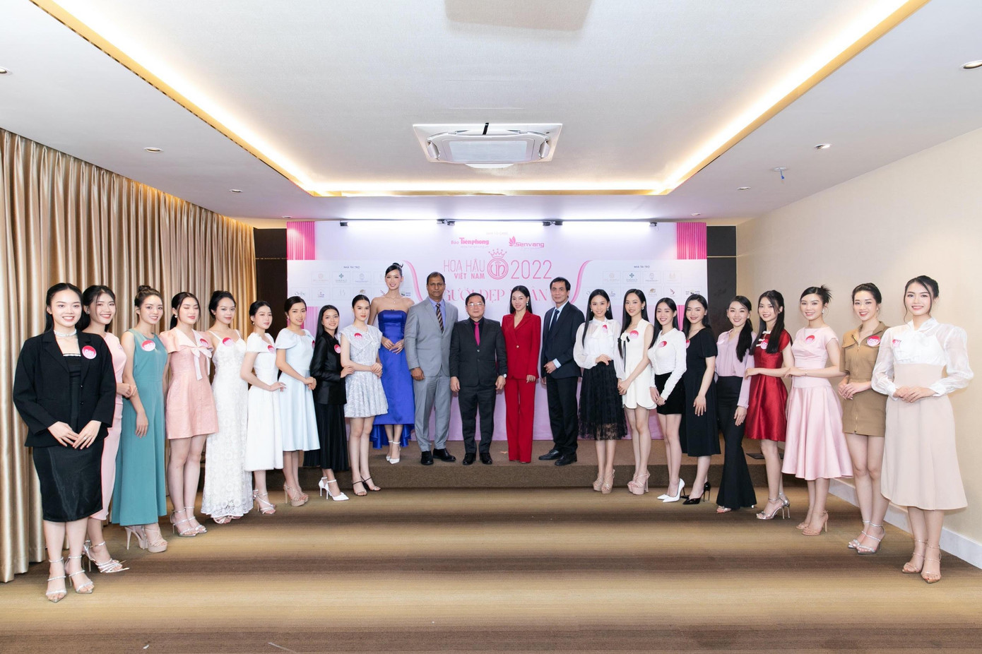 35 thí sinh của vòng chung kết toàn quốc Hoa hậu Việt Nam 2022 đã đến với vòng sơ khảo để chọn ra 18 cô gái xuất sắc nhất, bước vào vòng ghi hình thực tế các dự án nhân ái. Ở tập đầu tiên, 16 cô gái đã có những phần thể hiện đa màu sắc. 35 thí sinh của vòng chung kết toàn quốc Hoa hậu Việt Nam 2022 đã đến với vòng sơ khảo để chọn ra 18 cô gái xuất sắc nhất, bước vào vòng ghi hình thực tế các dự án nhân ái. Ở tập đầu tiên, 16 cô gái đã có những phần thể hiện đa màu sắc.