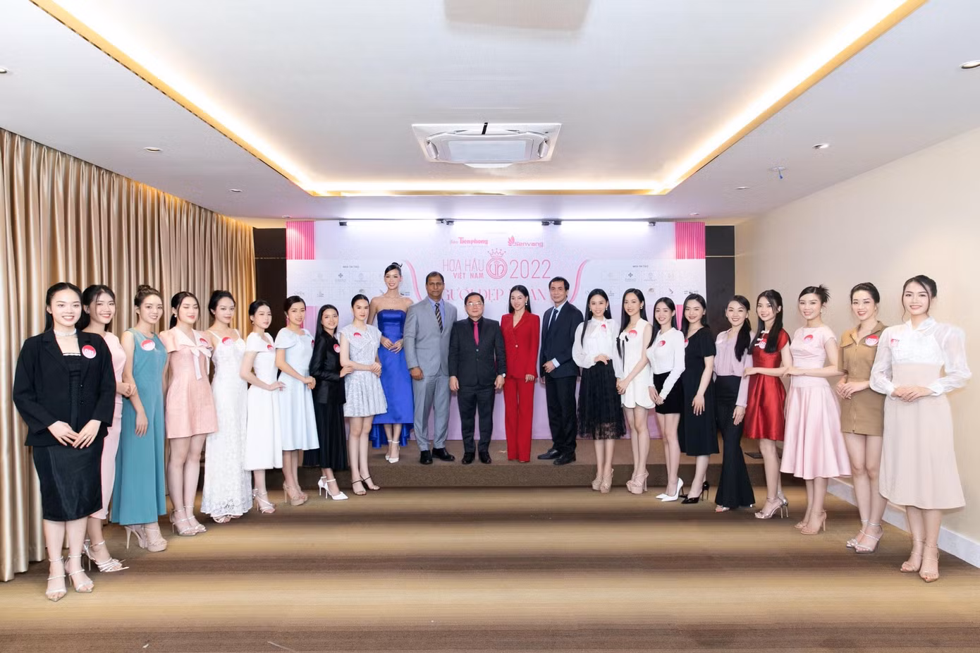 35 thí sinh của vòng chung kết toàn quốc Hoa hậu Việt Nam 2022 đã đến với vòng sơ khảo để chọn ra 18 cô gái xuất sắc nhất, bước vào vòng ghi hình thực tế các dự án nhân ái. Ở tập đầu tiên, 16 cô gái đã có những phần thể hiện đa màu sắc.
