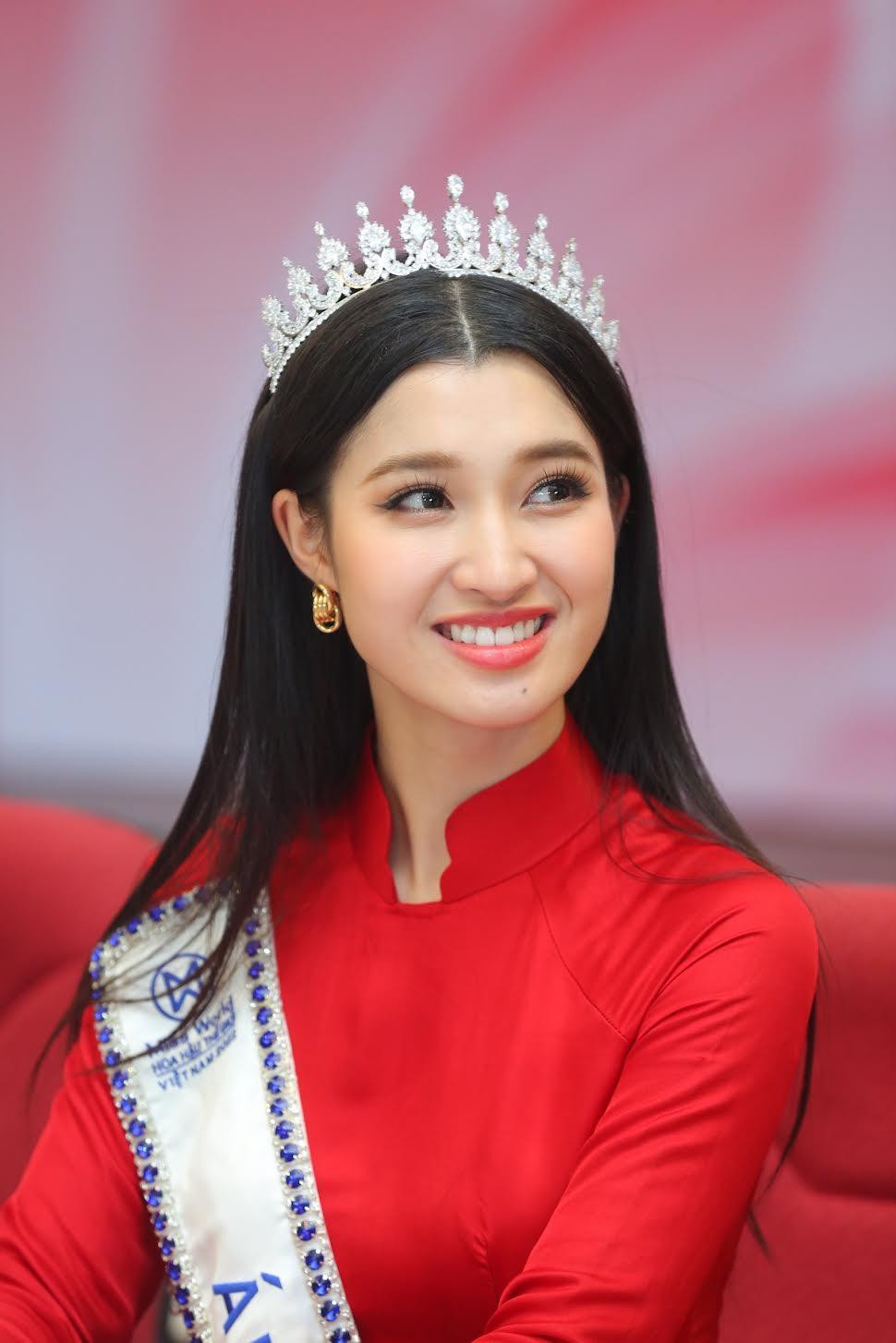 Á hậu 2 Nguyễn Phương Nhi chia sẻ: "Một Phương Nhi ngồi đây giao lưu với các bạn đã thay đổi rất nhiều, đã dám nói, dám thể hiện trước mọi người và nếu được đại diện cho Việt Nam tại 'đấu trường nhan sắc quốc tế', Nhi sẽ dần hoàn thiện mình hơn nữa. Mình đã quyết đăng ký tham gia Miss World Việt Nam 2022 ngay khi có thể mà không đợi cuộc thi Hoa hậu Việt Nam sắp tới bởi nếu mình đợi thì lửa nhiệt huyết trong mình sẽ bị lụi, và ngôi vị Á hậu 2 đã đủ để chứng minh cho quyết định đó và nỗ lực của mình là đúng. Ảnh: Trọng Tài Á hậu 2 Nguyễn Phương Nhi chia sẻ: "Một Phương Nhi ngồi đây giao lưu với các bạn đã thay đổi rất nhiều, đã dám nói, dám thể hiện trước mọi người và nếu được đại diện cho Việt Nam tại 'đấu trường nhan sắc quốc tế', Nhi sẽ dần hoàn thiện mình hơn nữa. Mình đã quyết đăng ký tham gia Miss World Việt Nam 2022 ngay khi có thể mà không đợi cuộc thi Hoa hậu Việt Nam sắp tới bởi nếu mình đợi thì lửa nhiệt huyết trong mình sẽ bị lụi, và ngôi vị Á hậu 2 đã đủ để chứng minh cho quyết định đó và nỗ lực của mình là đúng. Ảnh: Trọng Tài