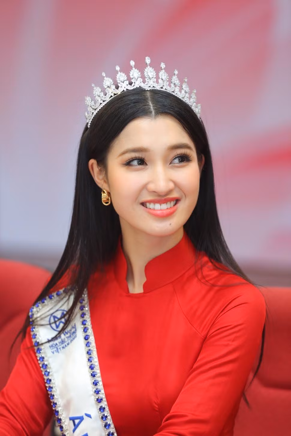 Á hậu 2 Nguyễn Phương Nhi chia sẻ: "Một Phương Nhi ngồi đây giao lưu với các bạn đã thay đổi rất nhiều, đã dám nói, dám thể hiện trước mọi người và nếu được đại diện cho Việt Nam tại 'đấu trường nhan sắc quốc tế', Nhi sẽ dần hoàn thiện mình hơn nữa. Mình đã quyết đăng ký tham gia Miss World Việt Nam 2022 ngay khi có thể mà không đợi cuộc thi Hoa hậu Việt Nam sắp tới bởi nếu mình đợi thì lửa nhiệt huyết trong mình sẽ bị lụi, và ngôi vị Á hậu 2 đã đủ để chứng minh cho quyết định đó và nỗ lực của mình là đúng. Ảnh: Trọng Tài Á hậu 2 Nguyễn Phương Nhi chia sẻ: "Một Phương Nhi ngồi đây giao lưu với các bạn đã thay đổi rất nhiều, đã dám nói, dám thể hiện trước mọi người và nếu được đại diện cho Việt Nam tại 'đấu trường nhan sắc quốc tế', Nhi sẽ dần hoàn thiện mình hơn nữa. Mình đã quyết đăng ký tham gia Miss World Việt Nam 2022 ngay khi có thể mà không đợi cuộc thi Hoa hậu Việt Nam sắp tới bởi nếu mình đợi thì lửa nhiệt huyết trong mình sẽ bị lụi, và ngôi vị Á hậu 2 đã đủ để chứng minh cho quyết định đó và nỗ lực của mình là đúng. Ảnh: Trọng Tài