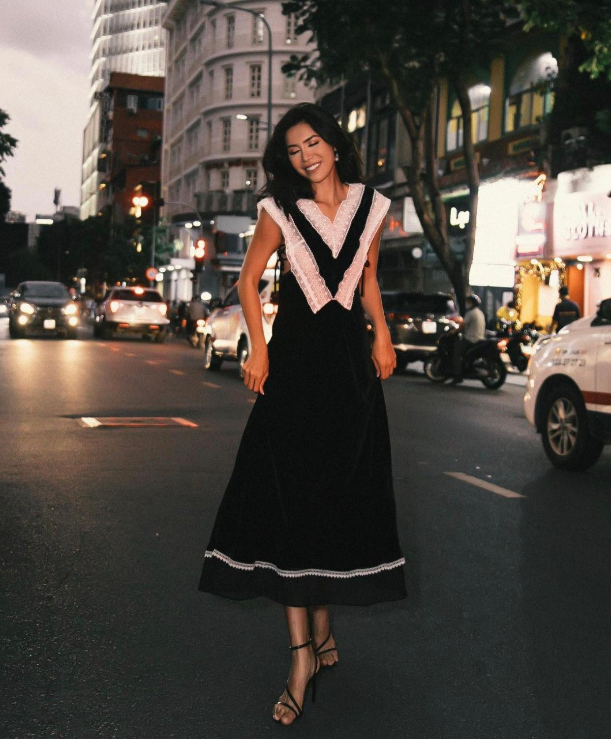 Siêu mẫu Minh Tú trong trang phục dạo phố. Siêu mẫu Minh Tú trong trang phục dạo phố.