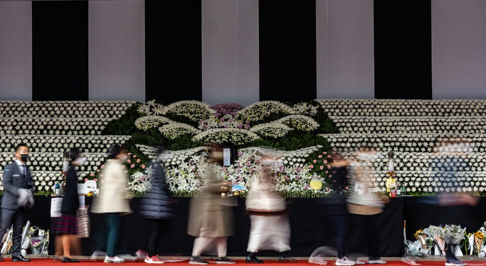 Chiều ngày 1/11, người dân đã đến thắp hương tưởng nhớ các nạn nhân của vụ tai nạn Itaewon ở quảng trường trước Tòa thị chính Seoul ở Jung-gu, Seoul. Theo ước tính đến 6h chiều (theo giờ địa phương) đã xác định thêm 6 người khác bị thương trong thảm họa Itaewon, nâng con số thương vong lên 313 người. Số người chết là 156 người và số người bị thương là 157 người (33 người bị thương nặng, 124 người bị thương nhẹ). Trong số 156 người chết, 67 người đã hoàn thành việc chôn cất và 60 người dự kiến sẽ chôn cất. Trong số 29 người không được an táng trong nhà xác, 22 người là người nước ngoài đang trong quá trình hồi hương về nước và 7 người đang chờ nhập cảnh vì người giám hộ của họ đang ở nước ngoài. Trong số những người tử vong, 101 người là phụ nữ và 55 người là nam giới. Theo độ tuổi, 12 người ở độ tuổi thanh thiếu niên, 104 người ở độ tuổi 20, 31 người ở độ tuổi 30, 8 người ở độ tuổi 40 và 1 người ở độ tuổi 50. Trong số 157 người bị thương, 118 người đã trở về nhà, trong khi 39 người còn lại vẫn đang nằm viện. (Theo Hani Korea)