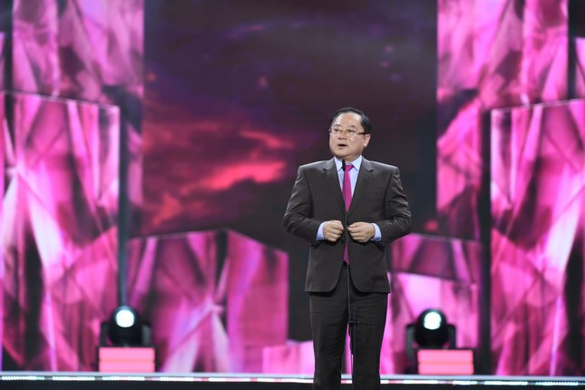 Nhà báo Lê Xuân Sơn phát biểu khai mạc đêm Chung kết Toàn quốc 'Hoa hậu Việt Nam 2022': "Hoa hậu Việt Nam có lịch sử 34 năm và tổ chức lần này là lần thứ 18, trong đó có 20 năm cuộc thi chính thức mang tên 'Hoa hậu Việt Nam'. Từ khi ra đời đến nay, 'Hoa hậu Việt Nam' đặt tiêu chí là tôn vinh vẻ đẹp của phụ nữ Việt Nam, con người Việt Nam và văn hoá Việt Nam, chọn ra đại diện xứng đáng nhất để thực hiện sứ mệnh quảng bá và lan toả vẻ đẹp đó trong nước và ra thế giới, đại diện xứng đáng cho Việt Nam tại các cuộc thi sắc đẹp quốc tế uy tín nhất. Đây là sân chơi văn hoá rộng lớn bậc nhất của nữ thanh niên Việt Nam. Ở năm 2022, mà đất nước có nhiều thành công và cũng rất nhiều thử thách này, Ban Tổ chức và các thí sinh đã nỗ lực hết sức mình để làm những điều có ích và tin rằng đã để lại được dấu ấn nhất định trong đời sống văn hoá, tinh thần trong năm của đất nước. Ban Tổ chức trân trọng cảm ơn đông đảo thí sinh đã đăng ký tham gia cuộc thi. Chúng tôi tự hào rằng, các thí sinh đã đến và bước ra khỏi cuộc thi với những phẩm chất mới. Trân trọng cảm ơn tất cả các tổ chức, đơn vị, các cá nhân đã chỉ đạo, đồng hành, tài trợ, hỗ trợ, ủng hộ cuộc thi! Kính chúc các quý vị sức khoẻ, thành công và niềm vui trong cuộc sống! Kính chúc quý vị và gia đình một Năm mới 2023 và Xuân Quý Mão đã cận kề thật an khang, hạnh phúc!". Nhà báo Lê Xuân Sơn phát biểu khai mạc đêm Chung kết Toàn quốc 'Hoa hậu Việt Nam 2022': "Hoa hậu Việt Nam có lịch sử 34 năm và tổ chức lần này là lần thứ 18, trong đó có 20 năm cuộc thi chính thức mang tên 'Hoa hậu Việt Nam'. Từ khi ra đời đến nay, 'Hoa hậu Việt Nam' đặt tiêu chí là tôn vinh vẻ đẹp của phụ nữ Việt Nam, con người Việt Nam và văn hoá Việt Nam, chọn ra đại diện xứng đáng nhất để thực hiện sứ mệnh quảng bá và lan toả vẻ đẹp đó trong nước và ra thế giới, đại diện xứng đáng cho Việt Nam tại các cuộc thi sắc đẹp quốc tế uy tín nhất. Đây là sân chơi văn hoá rộng lớn bậc nhất của nữ thanh niên Việt Nam. Ở năm 2022, mà đất nước có nhiều thành công và cũng rất nhiều thử thách này, Ban Tổ chức và các thí sinh đã nỗ lực hết sức mình để làm những điều có ích và tin rằng đã để lại được dấu ấn nhất định trong đời sống văn hoá, tinh thần trong năm của đất nước. Ban Tổ chức trân trọng cảm ơn đông đảo thí sinh đã đăng ký tham gia cuộc thi. Chúng tôi tự hào rằng, các thí sinh đã đến và bước ra khỏi cuộc thi với những phẩm chất mới. Trân trọng cảm ơn tất cả các tổ chức, đơn vị, các cá nhân đã chỉ đạo, đồng hành, tài trợ, hỗ trợ, ủng hộ cuộc thi! Kính chúc các quý vị sức khoẻ, thành công và niềm vui trong cuộc sống! Kính chúc quý vị và gia đình một Năm mới 2023 và Xuân Quý Mão đã cận kề thật an khang, hạnh phúc!".