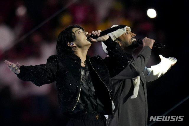 Dreamers tính đến 11h ngày 21/11 theo giờ Hàn Quốc đã đứng đầu bảng xếp hạng trên iTunes tại 102 quốc gia. Video màn trình diễn bài hát này được tải lên tài khoản YouTube chính thức của FIFA đã ghi nhận 2,7 triệu lượt xem trong khoảng 7 giờ. Dreamers cũng có khả năng lọt vào Hot 100 Billboard. Jungkook gần đây đã lọt vào bảng xếp hạng Hot 100 Billboard trong 17 tuần liên tiếp với Left and Right, một sản phẩm hợp tác với ca sĩ kiêm nhạc sĩ kiêm nhà sản xuất người Mỹ Charlie Puth. Dreamers tính đến 11h ngày 21/11 theo giờ Hàn Quốc đã đứng đầu bảng xếp hạng trên iTunes tại 102 quốc gia. Video màn trình diễn bài hát này được tải lên tài khoản YouTube chính thức của FIFA đã ghi nhận 2,7 triệu lượt xem trong khoảng 7 giờ. Dreamers cũng có khả năng lọt vào Hot 100 Billboard. Jungkook gần đây đã lọt vào bảng xếp hạng Hot 100 Billboard trong 17 tuần liên tiếp với Left and Right, một sản phẩm hợp tác với ca sĩ kiêm nhạc sĩ kiêm nhà sản xuất người Mỹ Charlie Puth.