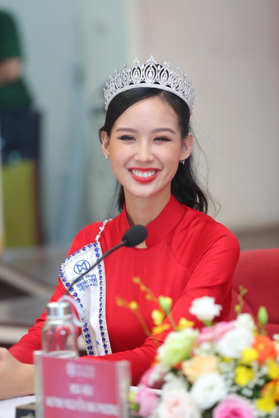 Á hậu Lê Nguyễn Bảo Ngọc chia sẻ: "Trong vòng 2 năm qua, mình thực sự không phải cố để làm điều gì mà chính những trải nghiệm thực tế là những bài học giúp mình trưởng thành. Và cuối cùng, may mắn cũng đến với mình. Đối với mình, ngôi vị hiện tại là thích hợp với mình tại thời điểm này để mình có thời gian chuẩn bị cho các cuộc thi ở đấu trường nhan sắc quốc tế và ở cuộc thi nào mình cũng cố hết sức mình". Ảnh: Trọng Tài Á hậu Lê Nguyễn Bảo Ngọc chia sẻ: "Trong vòng 2 năm qua, mình thực sự không phải cố để làm điều gì mà chính những trải nghiệm thực tế là những bài học giúp mình trưởng thành. Và cuối cùng, may mắn cũng đến với mình. Đối với mình, ngôi vị hiện tại là thích hợp với mình tại thời điểm này để mình có thời gian chuẩn bị cho các cuộc thi ở đấu trường nhan sắc quốc tế và ở cuộc thi nào mình cũng cố hết sức mình". Ảnh: Trọng Tài