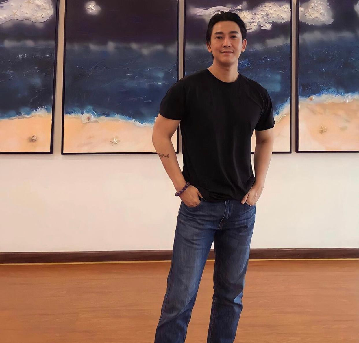 Hứa Vĩ Văn tiết lộ trong thời gian giãn cách, anh đã vẽ nhiều bức tranh, tổ chức triển lãm và bán đấu giá với tổng số tiền cho một đợt là hơn 160 triệu đồng. Số tiền này sau đó được Hứa Vĩ Văn đóng góp cho Ủy ban Mặt trận Tổ quốc Việt Nam, hỗ trợ những người ở tuyến đầu chống dịch, ghi dấu một kỷ niệm đẹp và đầy &apos;nhân văn&apos; cho nam diễn viên trong thời gian dịch bệnh.