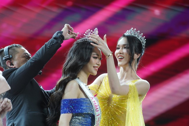 Á hậu Việt Nam 2020 Phương Anh trao vương miện cho Á hậu 1 Hoa hậu Việt Nam 2022 Trịnh Thùy Linh. Á hậu Việt Nam 2020 Phương Anh trao vương miện cho Á hậu 1 Hoa hậu Việt Nam 2022 Trịnh Thùy Linh.