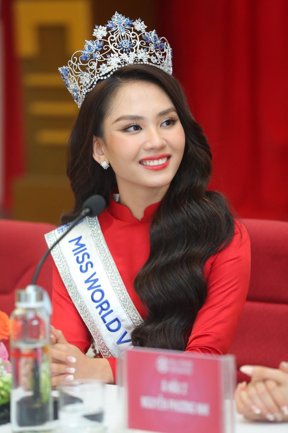 Hoa hậu Huỳnh Nguyễn Mai Phương chia sẻ: " Sau khi đạt danh hiệu Hoa hậu Nhân ái của cuộc thi Hoa hậu Việt Nam 2020, mình đã có cơ hội tham gia các chương trình thiện nguyện, sự kiện của báo Tiền Phong và tích luỹ thêm nhiều kinh nghiệm, trải nghiệm cũng như tăng khả năng trình diễn, cải thiện vóc dáng, học cách catwalk... để mang tâm thế chiến binh, 'bóc tách con người cũ' để bứt phá khi tham dự Miss World Việt Nam 2022, và sau này sẽ cùng với Bảo Ngọc, Phương Nhi hoàn thiện hơn mỗi ngày để 'nâng tầm' sắc đẹp Việt Nam tại 'đấu trường nhan sắc' quốc tế. Cảm ơn người bạn cùng phòng Bảo Ngọc đã đồng hành cùng mình và sự chênh lệch về chiều cao giữa cả hai mà mọi người hay đề cập đến không phải là điều gì quá to tát, mà đơn giản chỉ là sự 'hơi bất tiện dễ thương' và điều quan trọng là sự nỗ lực của cả ba bọn mình đã được công nhận và nó không là điểm kết thúc hướng tới mà là sự khởi đầu cho những bước tiến mới trong tương lai". Ảnh: Trọng Tài Hoa hậu Huỳnh Nguyễn Mai Phương chia sẻ: " Sau khi đạt danh hiệu Hoa hậu Nhân ái của cuộc thi Hoa hậu Việt Nam 2020, mình đã có cơ hội tham gia các chương trình thiện nguyện, sự kiện của báo Tiền Phong và tích luỹ thêm nhiều kinh nghiệm, trải nghiệm cũng như tăng khả năng trình diễn, cải thiện vóc dáng, học cách catwalk... để mang tâm thế chiến binh, 'bóc tách con người cũ' để bứt phá khi tham dự Miss World Việt Nam 2022, và sau này sẽ cùng với Bảo Ngọc, Phương Nhi hoàn thiện hơn mỗi ngày để 'nâng tầm' sắc đẹp Việt Nam tại 'đấu trường nhan sắc' quốc tế. Cảm ơn người bạn cùng phòng Bảo Ngọc đã đồng hành cùng mình và sự chênh lệch về chiều cao giữa cả hai mà mọi người hay đề cập đến không phải là điều gì quá to tát, mà đơn giản chỉ là sự 'hơi bất tiện dễ thương' và điều quan trọng là sự nỗ lực của cả ba bọn mình đã được công nhận và nó không là điểm kết thúc hướng tới mà là sự khởi đầu cho những bước tiến mới trong tương lai". Ảnh: Trọng Tài