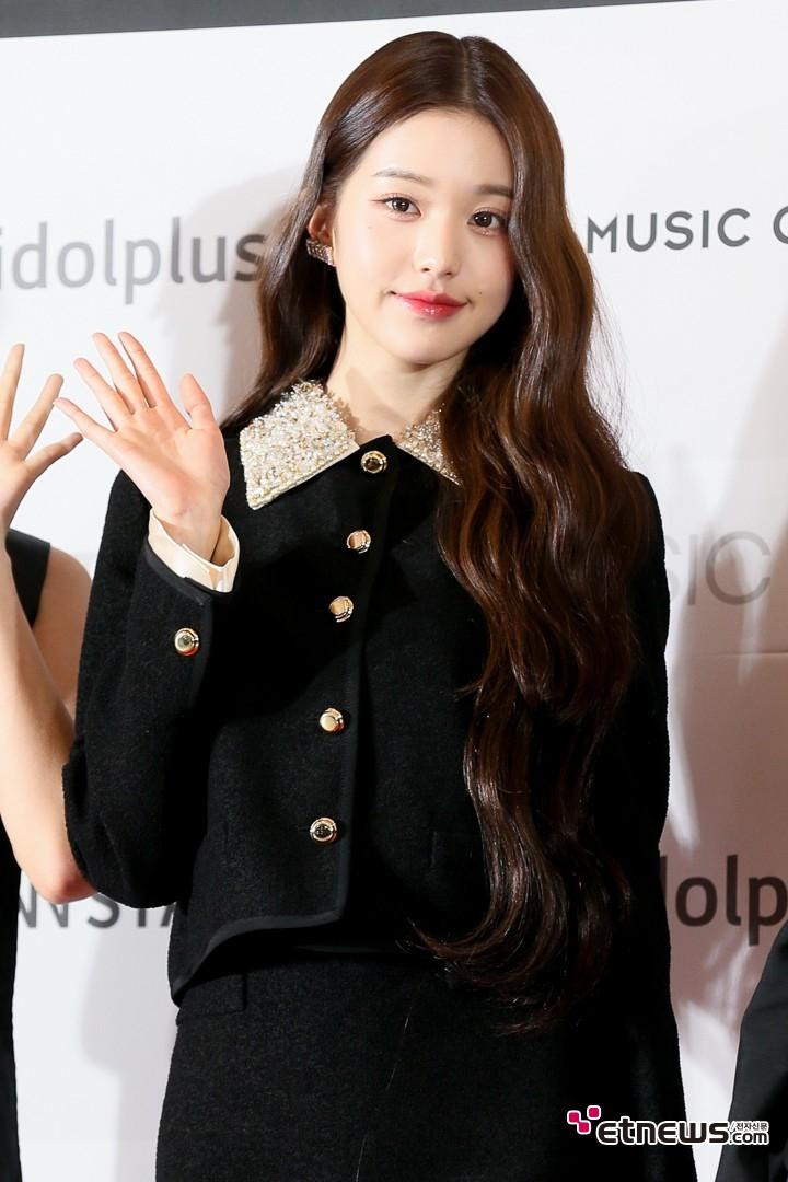 Jang Won Young cho thấy "vẻ đẹp búp bê phi thực tế là có thật" tại thảm đỏ sự kiện THE FACT MUSIC AWARDS (2022 TMA) được tổ chức tại Sân vận động Olympic Gymnastics, Bangi-dong, Songpa-gu, Seoul vào ngày 8/10.