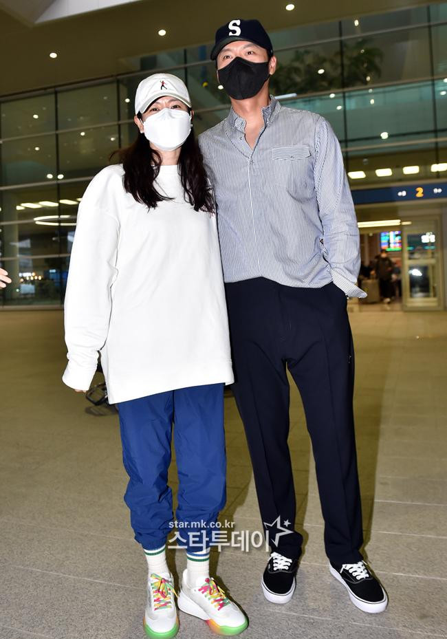 Hyun Bin và Son Ye-Jin, trở về nhà sau tuần trăng mật ở Mỹ. Hyun Bin và Son Ye-Jin, trở về nhà sau tuần trăng mật ở Mỹ.
