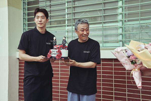 Nam Joo Hyuk ở hậu trường bộ phim Remember. Nam Joo-hyuk chia sẻ cảm nhận về quá trình tham gia bộ phim: "Tôi luôn mong chờ và hạnh phúc trên đường đi đến phim trường".