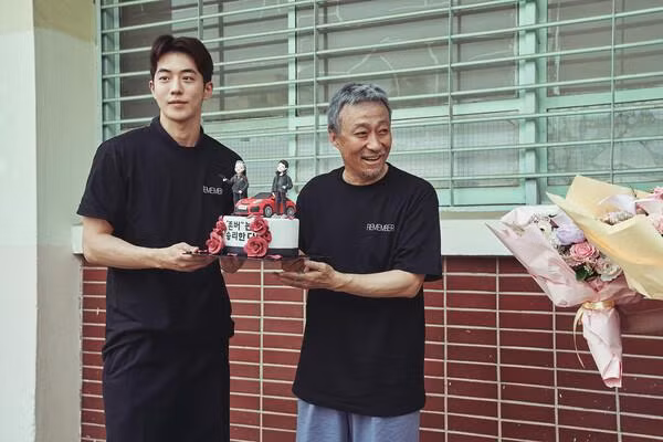Nam Joo Hyuk ở hậu trường bộ phim Remember. Nam Joo-hyuk chia sẻ cảm nhận về quá trình tham gia bộ phim: "Tôi luôn mong chờ và hạnh phúc trên đường đi đến phim trường".
