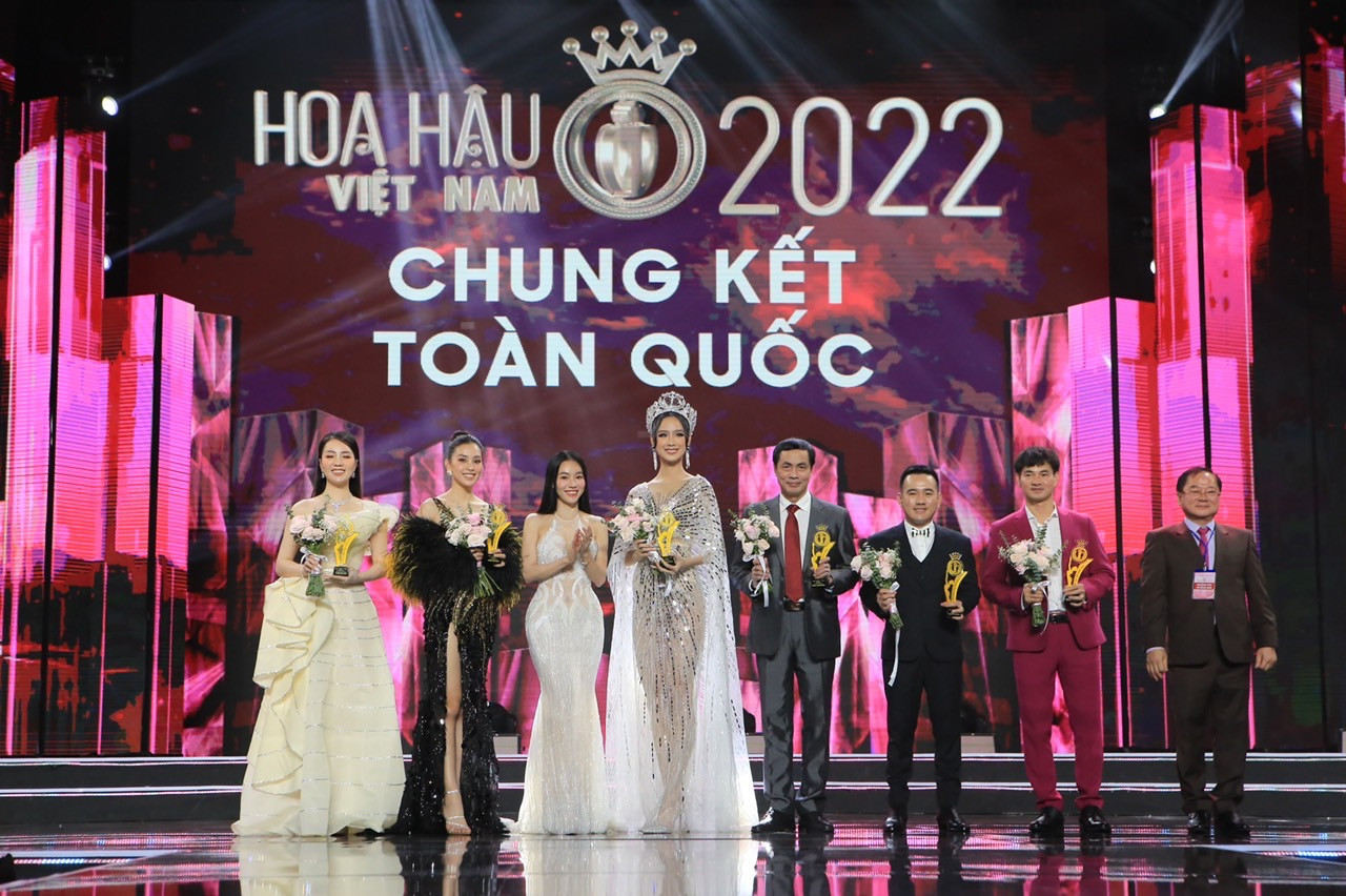 Nhà báo Lê Xuân Sơn và bà Phạm Kim Dung - đại diện Ban Tổ chức tặng hoa cho các thành viên Ban Giám khảo. Nhà báo Lê Xuân Sơn và bà Phạm Kim Dung - đại diện Ban Tổ chức tặng hoa cho các thành viên Ban Giám khảo.