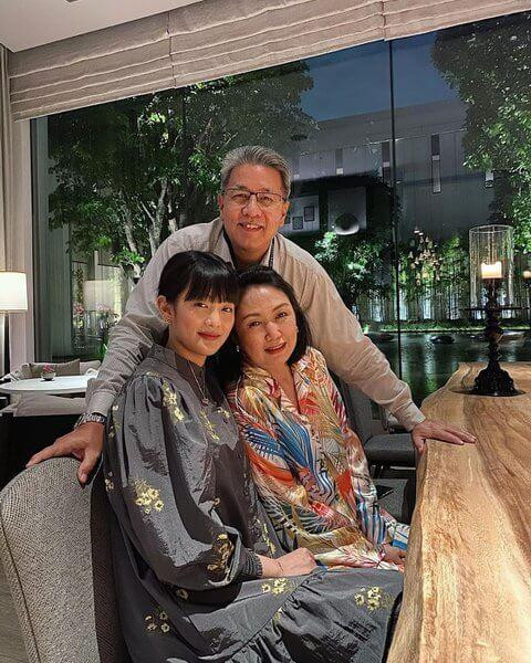 Minnie và bố mẹ của mình tại Thái Lan. Gia đình Minnie được gọi là Haissot ở Thái Lan. Haissot đồng nghĩa với việc họ phải có khối tài sản khổng lồ và có tầm ảnh hưởng đối với các tầng lớp xã hội khác nhau, hay còn được coi là các gia đình tài phiệt hàng đầu. Gia đình của Minnie sở hữu khối tài sản lên tới hơn 10 tỷ won.