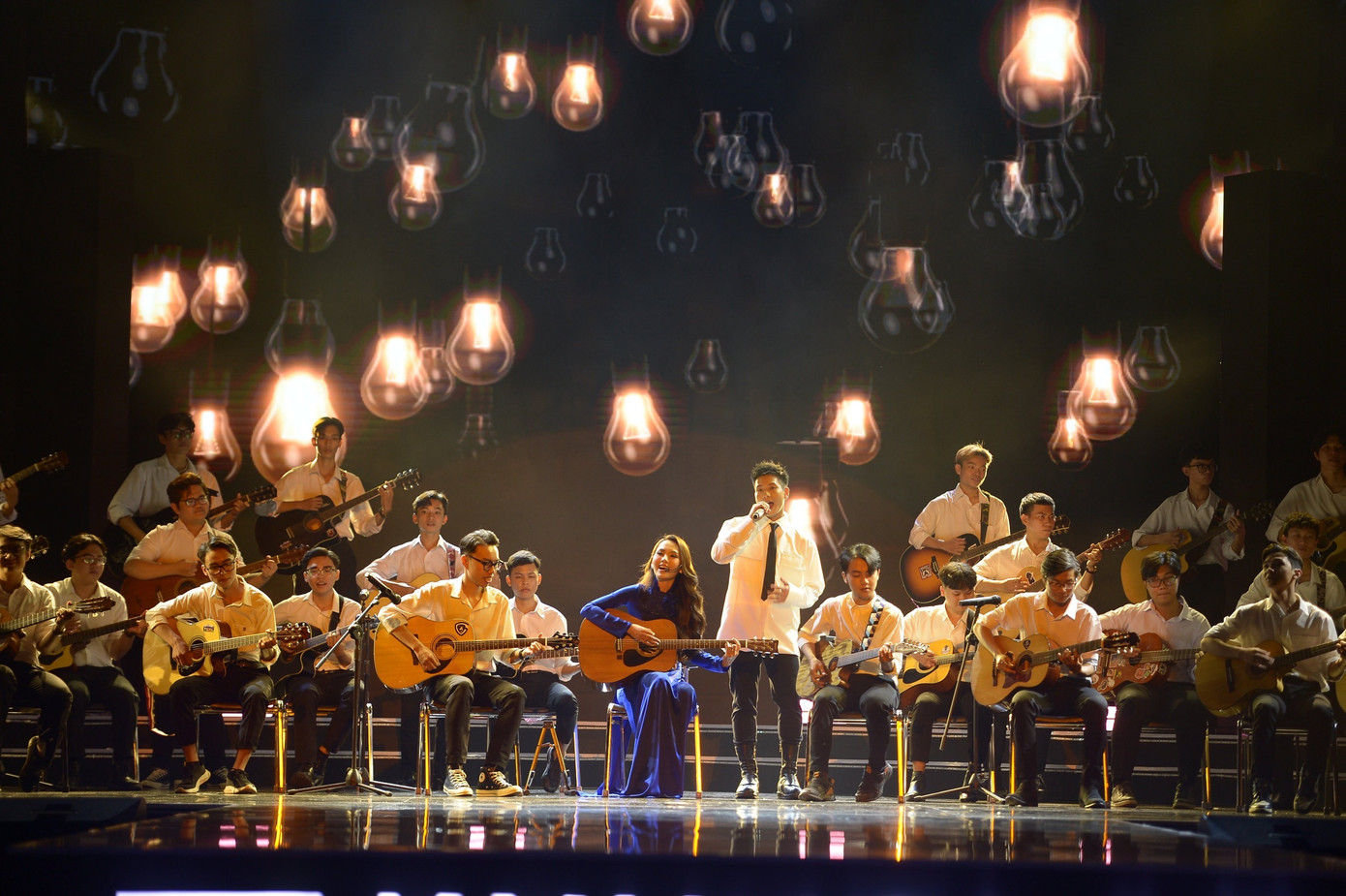 Hoa hậu Mai Phương song ca cùng ca sĩ Quân A.P. Hoa hậu Mai Phương song ca cùng ca sĩ Quân A.P.