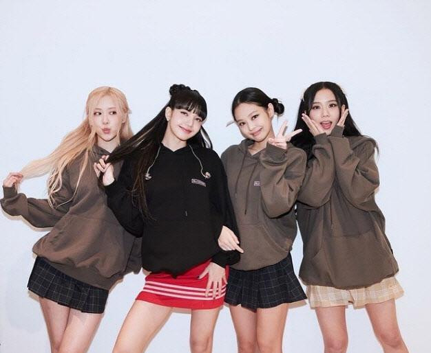 Vào ngày 17, Jisoo đã đăng một vài bức ảnh trên Instagram của cô ấy cùng với chú thích: “ Blackpink Bone Pink World Tour Seoul vào ngày 15 và 16/10 đã kết thúc tốt đẹp”, đồng thời cũng chia sẻ suy nghĩ của mình về buổi hòa nhạc: "Tôi đã rất lo lắng và hồi hộp khi đây là buổi biểu diễn đầu tiên sau 4 năm, nhưng tôi cảm thấy như được tiếp thêm rất nhiều sức mạnh vì mọi người đã hưởng ứng và ủng hộ tôi rất nhiều.Tôi hy vọng màn trình diễn này là một màn trình diễn thú vị và để lại kỷ niệm khó phai trong lòng khán giả, vì không chỉ các thành viên Black Pink mà tất cả các nhân viên khác đã làm việc rất chăm chỉ. Blink của chúng tôi (tên fandom của blackpink), cảm ơn các bạn và tôi yêu các bạn. Tôi cũng yêu các thành viên của Black Pink rất nhiều".