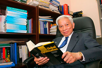 GS Hoàng Tụy. GS Hoàng Tụy