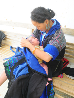 Cháu bé mới hơn một tháng tuổi của chị Giàng Thị Dở - vợ của nạn nhân Lý A Xinh chưa gọi được tiếng cha thì cha đã không còn trên cõi đời. Ảnh: Tuấn Nguyễn