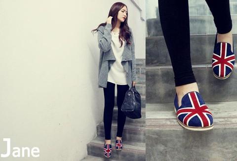 Áo khoác màu xám được phối hợp khá đơn giản cùng quần ôm, áo voan trắng với điểm nhấn hoàn hảo là đôi giày lạ mắt